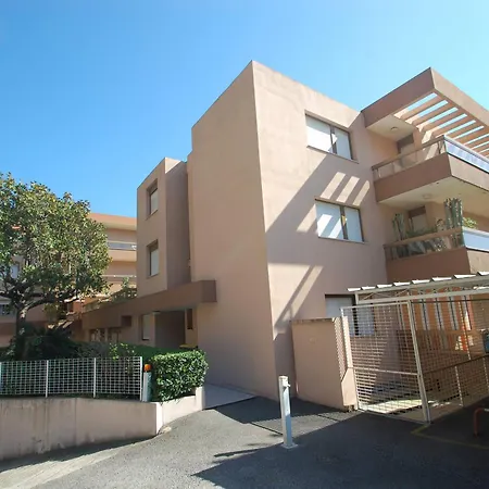 Apartment Joli Avec Terrasse Et Garage Prive A - Fr-1-196-296 *